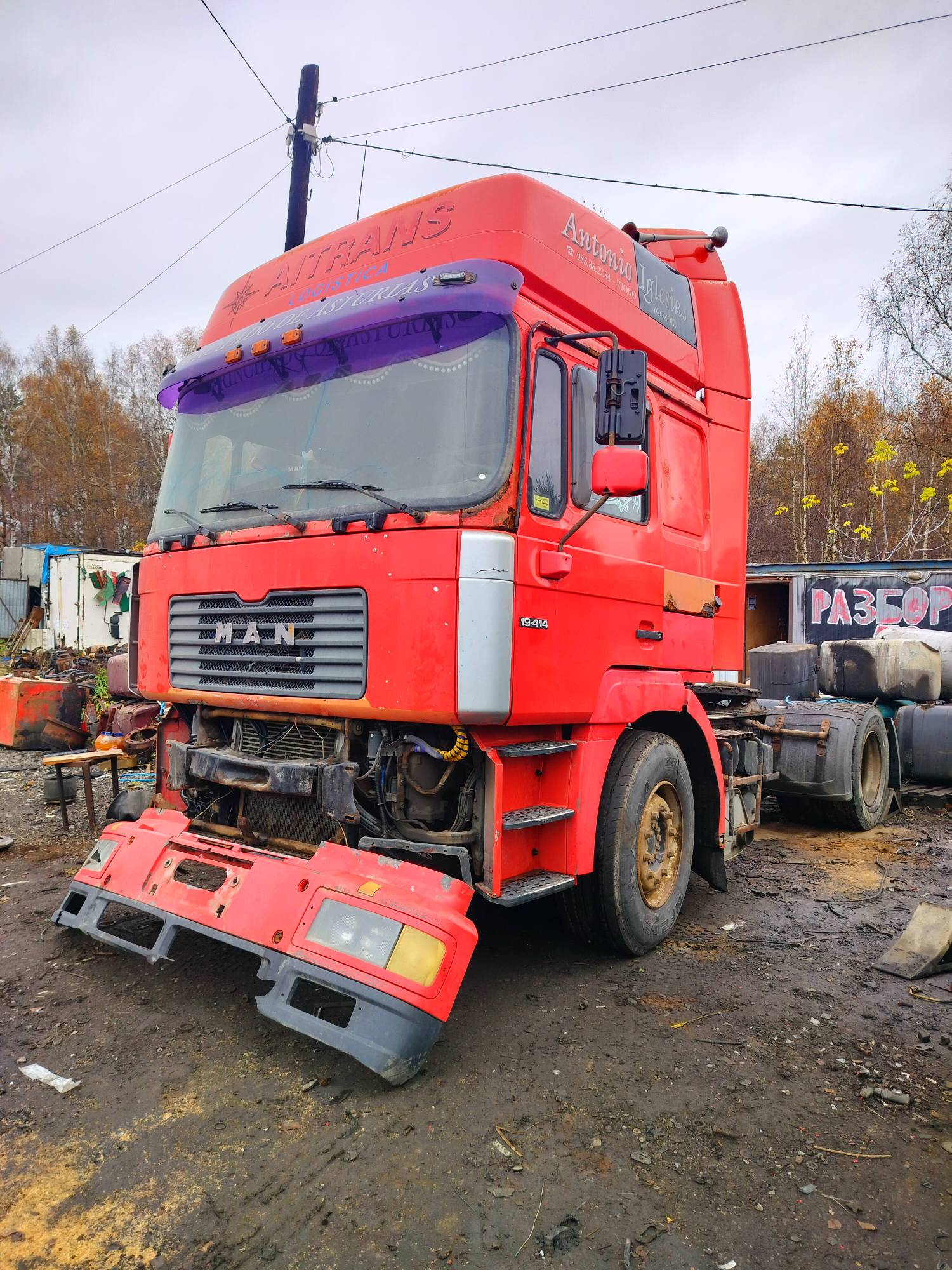 На разборку поступил MAN F2000 2000 г.в. Двигатель D2866LF31 4-х клапанные головки, КПП 16S181 с ретардой, редуктор HY13110 37/12 подвеска рессорная перед, сзади воздух. Кабина высокая, гнилая. Крыша в продаже.